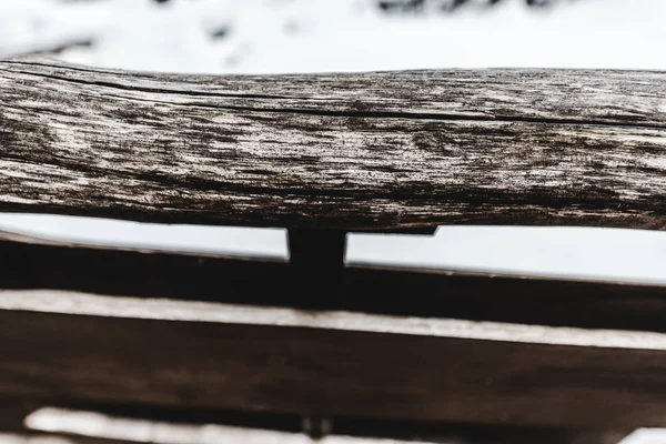 Foyer sélectif de vieux planches rustiques en bois altérées sur fond neigeux — Photo de stock