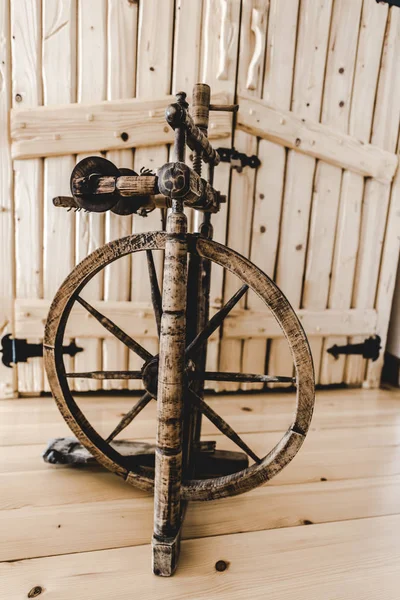 Telar retro en sala de luz con textura de madera - foto de stock