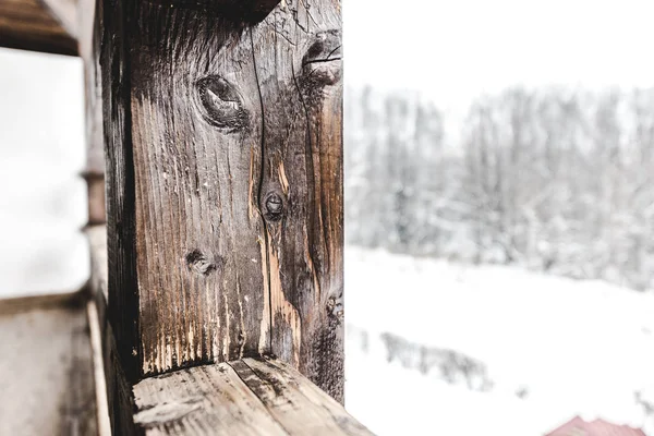 Messa a fuoco selettiva di assi di legno strutturato su sfondo innevato — Foto stock