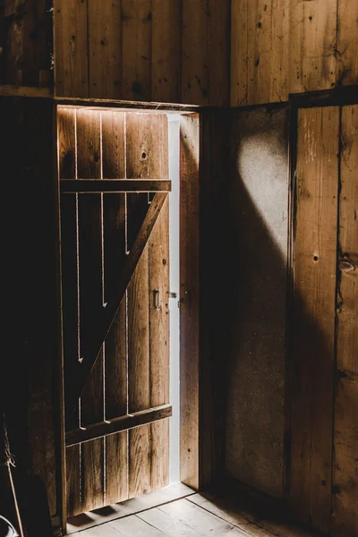 Intérieur du chalet en bois avec porte et soleil — Photo de stock