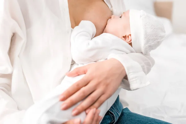 Обрізаний вид маминого грудного вигодовування дитини в домашніх умовах — стокове фото