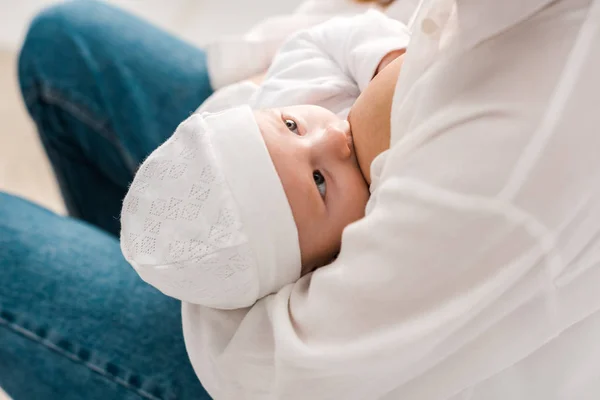 Обрізаний вид маминого грудного вигодовування дитини в домашніх умовах — стокове фото