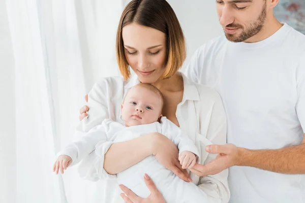 Ausgeschnittener Blick auf glückliche Familie mit Baby zu Hause — Stockfoto