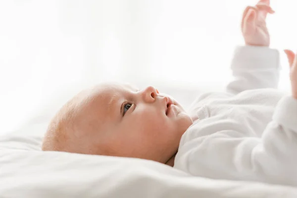 Niedliche Baby-Kind auf dem Bett zu Hause liegen — Stockfoto