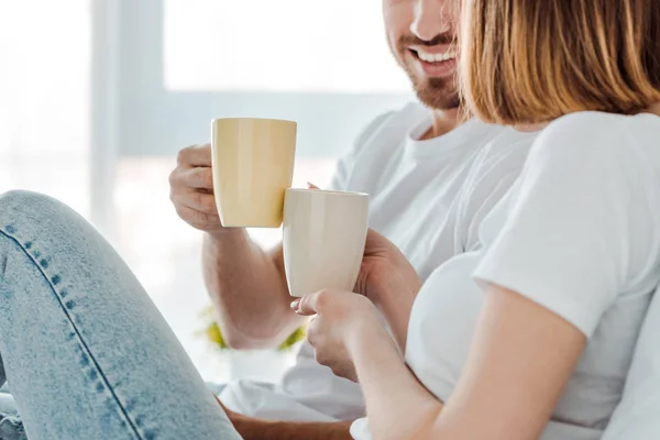 Vista cortada de casal bebendo café em casa — Fotografia de Stock