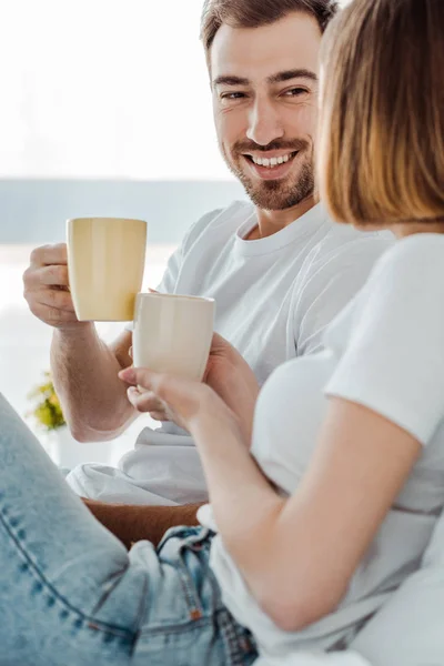 Vista cortada de casal bebendo café em casa — Stock Photo