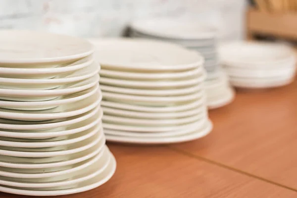 Mise au point sélective de plaques blanches propres sur une surface en bois — Photo de stock