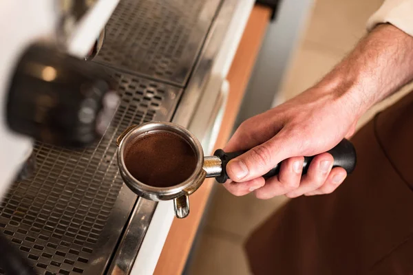 Abgeschnittene Ansicht von Barista hält Portafilter mit gemahlenem Kaffee — Stockfoto