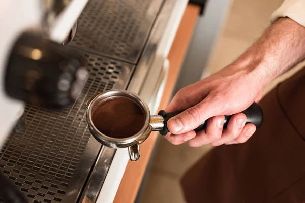 Vue recadrée de barista holding portafilter avec café moulu — Photo de stock