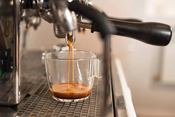 Foco seletivo da máquina de café e copo de vidro com café — Fotografia de Stock