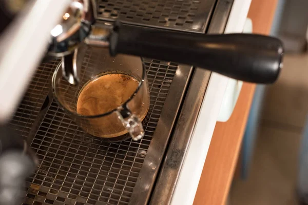 Enfoque selectivo en la máquina de café y taza de vidrio con café - foto de stock