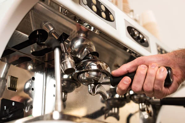 Vista cortada de barista usando máquina de café no café — Fotografia de Stock