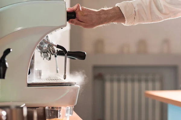 Обрезанный вид на баристу с помощью кофеварки в кафе — стоковое фото