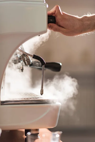 Vista ritagliata del barista utilizzando la macchina del caffè nel caffè — Foto stock