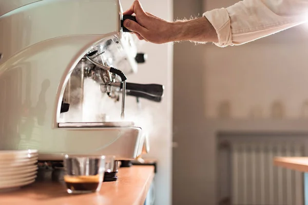 Vista recortada de barista usando máquina de café en la cafetería - foto de stock