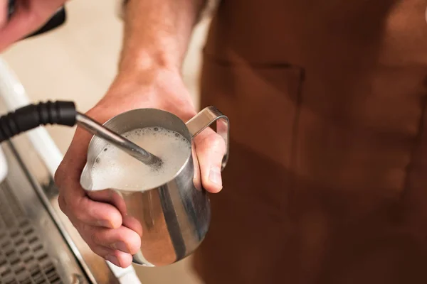 Vista cortada de barista enchendo jarro de leite de aço — Fotografia de Stock