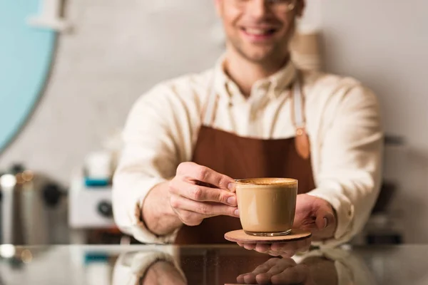 Foco seletivo de barista segurando xícara de café — Fotografia de Stock