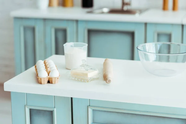 Ingredientes de padaria com utensílios de cozinha na mesa — Fotografia de Stock