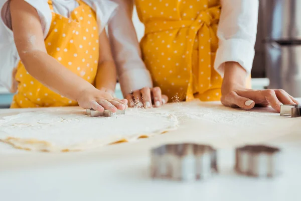 Selektiver Fokus von Mutter und Tochter mit Teigformen — Stockfoto