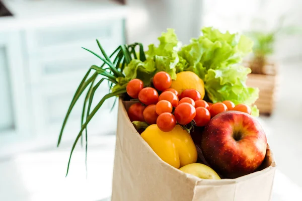Frutas y verduras frescas enteras y maduras en una bolsa de papel - foto de stock