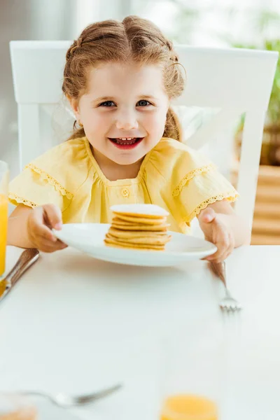 Focalizzazione selettiva del piatto sorridente per bambini con pancake dolci — Foto stock