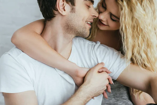 Homem bonito feliz de mãos dadas com namorada alegre loira — Fotografia de Stock