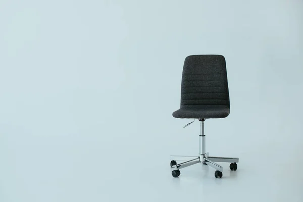 Розкішне чорне шкіряне офісне крісло на сірому з копією простору — стокове фото