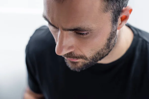 Vue grand angle de l'homme barbu triste en t-shirt noir — Photo de stock