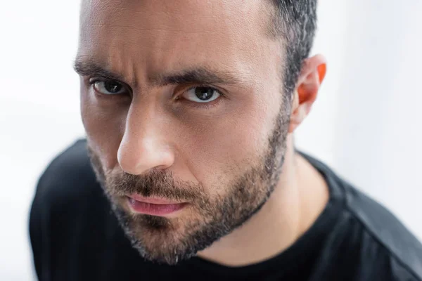 Retrato de un hombre barbudo serio y guapo mirando a la cámara - foto de stock