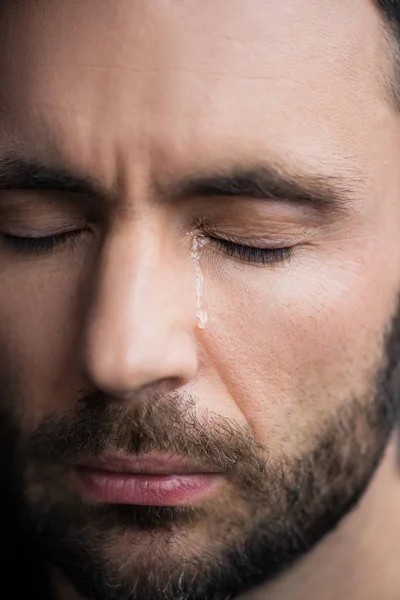 Retrato de hombre apuesto deprimido llorando con los ojos cerrados - foto de stock