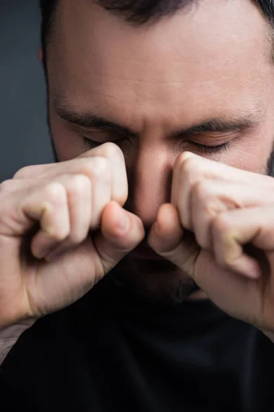 Deprimido chorando homem com olhos fechados enxugando lágrimas com as mãos — Fotografia de Stock
