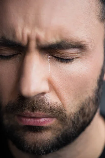 Retrato de homem deprimido bonito, barbudo chorando com os olhos fechados — Fotografia de Stock