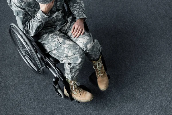 Vista aérea del hombre discapacitado deprimido en uniforme militar sentado en silla de ruedas - foto de stock