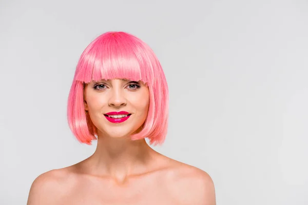 Menina nua feliz em peruca rosa isolado no cinza — Fotografia de Stock