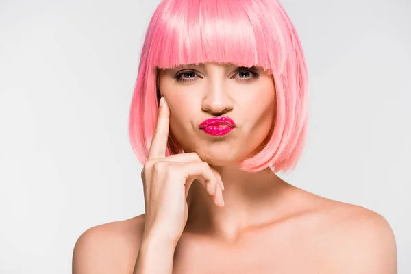Hermosa chica desnuda en peluca rosa aislado en gris - foto de stock