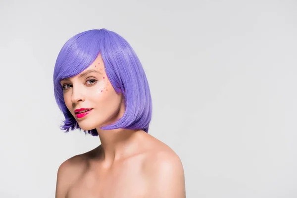 Hermosa chica desnuda en peluca púrpura aislado en gris - foto de stock