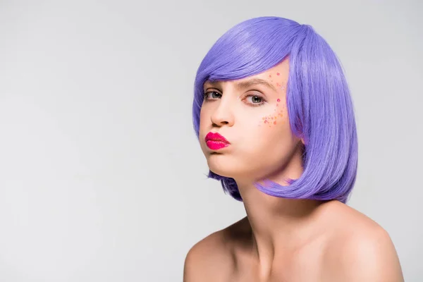 Красивая голая девушка в модном фиолетовом парике, изолированном от серого — стоковое фото