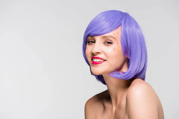 Красивая улыбающаяся голая девушка в фиолетовом парике изолированная от серого — стоковое фото