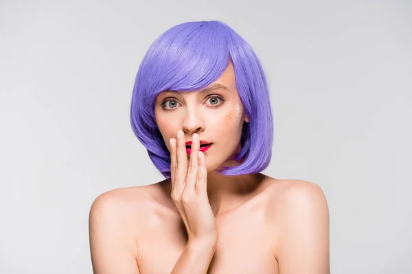 Chica atractiva sorprendida en peluca púrpura aislado en gris - foto de stock