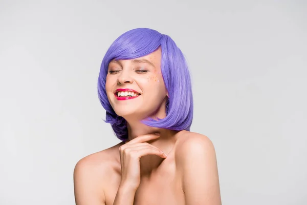 Bela menina nua alegre em peruca roxa isolado em cinza — Fotografia de Stock