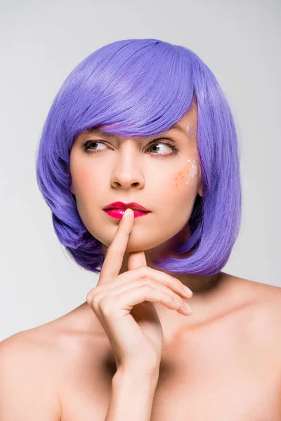 Pensive naked girl in purple wig isolated on grey — Stock Photo