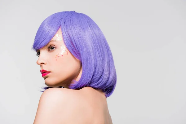 Pretty naked girl in purple wig isolated on grey — Stock Photo