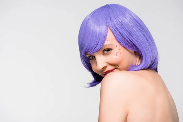 Chica desnuda de moda en peluca púrpura aislado en gris - foto de stock