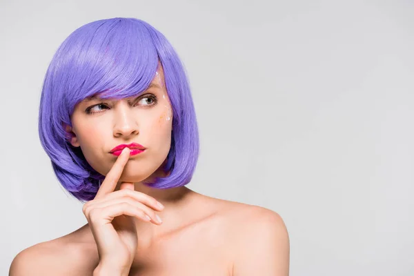 Розсудлива гола молода жінка в фіолетовій перуці ізольована на сірому — стокове фото