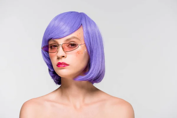 Attractive girl in purple wig and sunglasses isolated on grey — Stock Photo