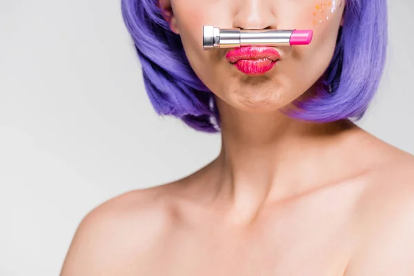 Ausgeschnittene Ansicht einer jungen Frau mit lila Perücke und Lippenstift auf grau — Stockfoto