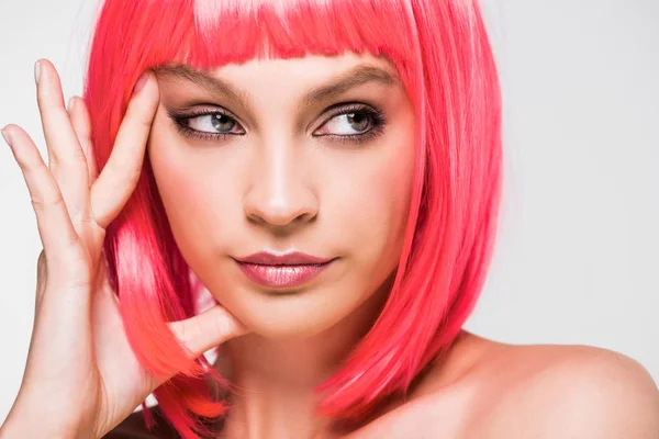 Nachdenkliche junge Frau mit pinkfarbener Perücke vereinzelt auf grau — Stockfoto