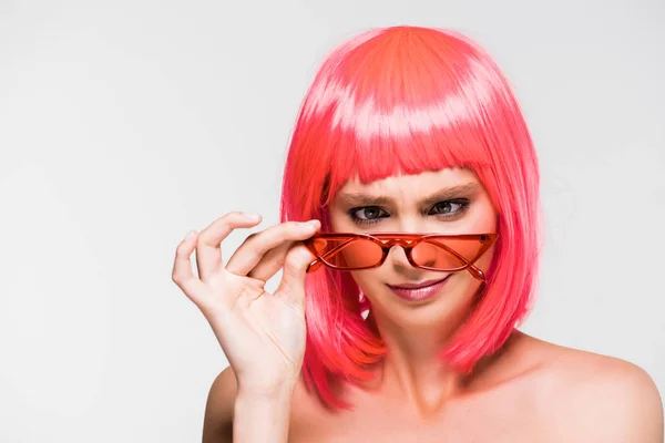 Schöne Mädchen in rosa Perücke und trendige Sonnenbrille isoliert auf grau — Stockfoto