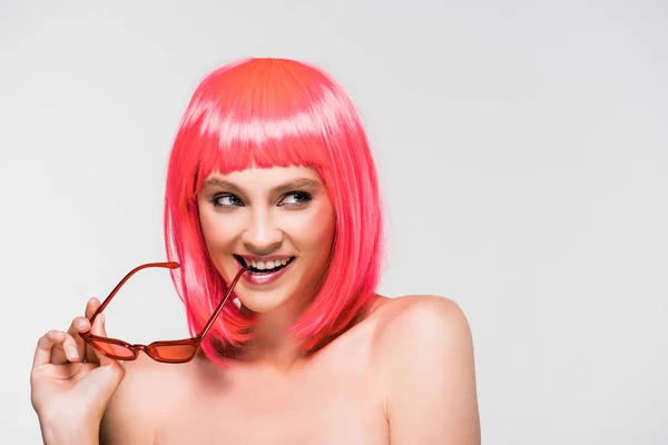 Femme à la mode en perruque rose et lunettes de soleil isolées sur gris — Photo de stock