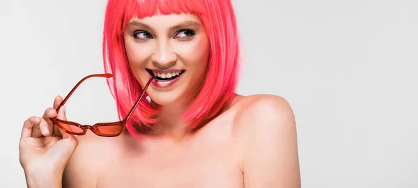 Стильная девушка в розовом парике и солнечных очках, изолированных на сером — стоковое фото